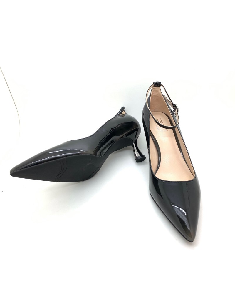 Classy on sale black pumps